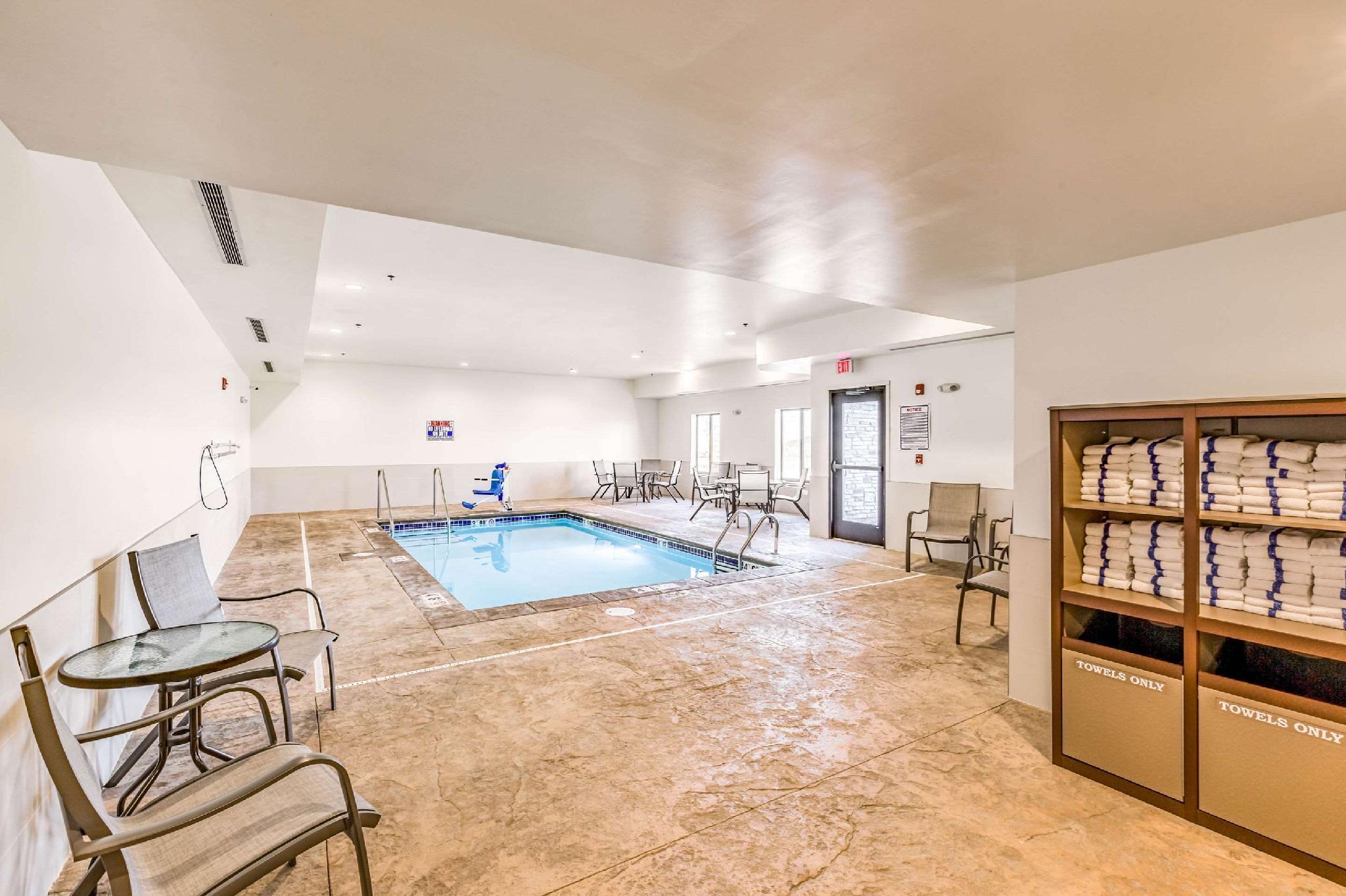 Super 8 By Wyndham Altoona Hotel Bagian luar foto