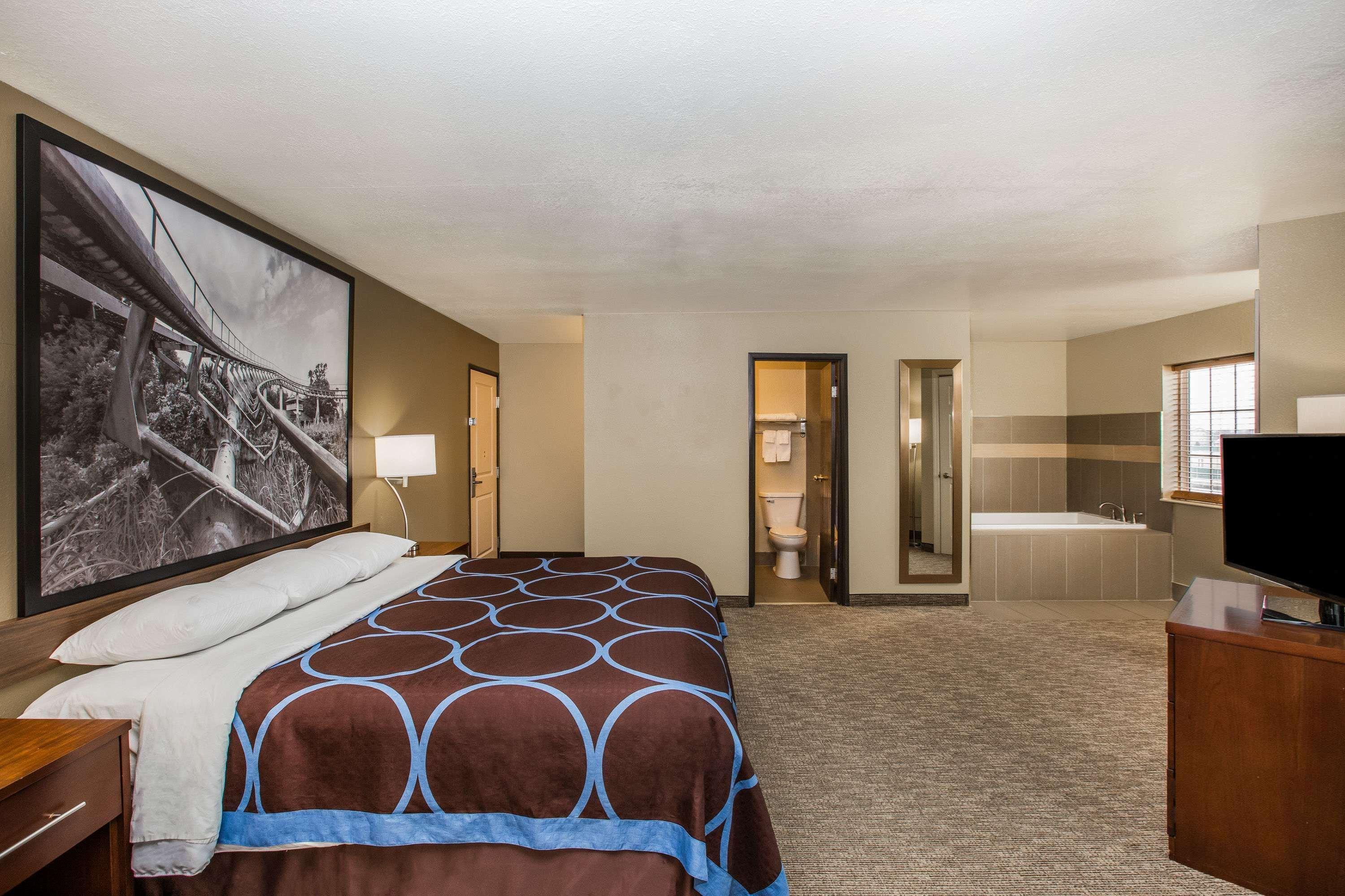 Super 8 By Wyndham Altoona Hotel Bagian luar foto