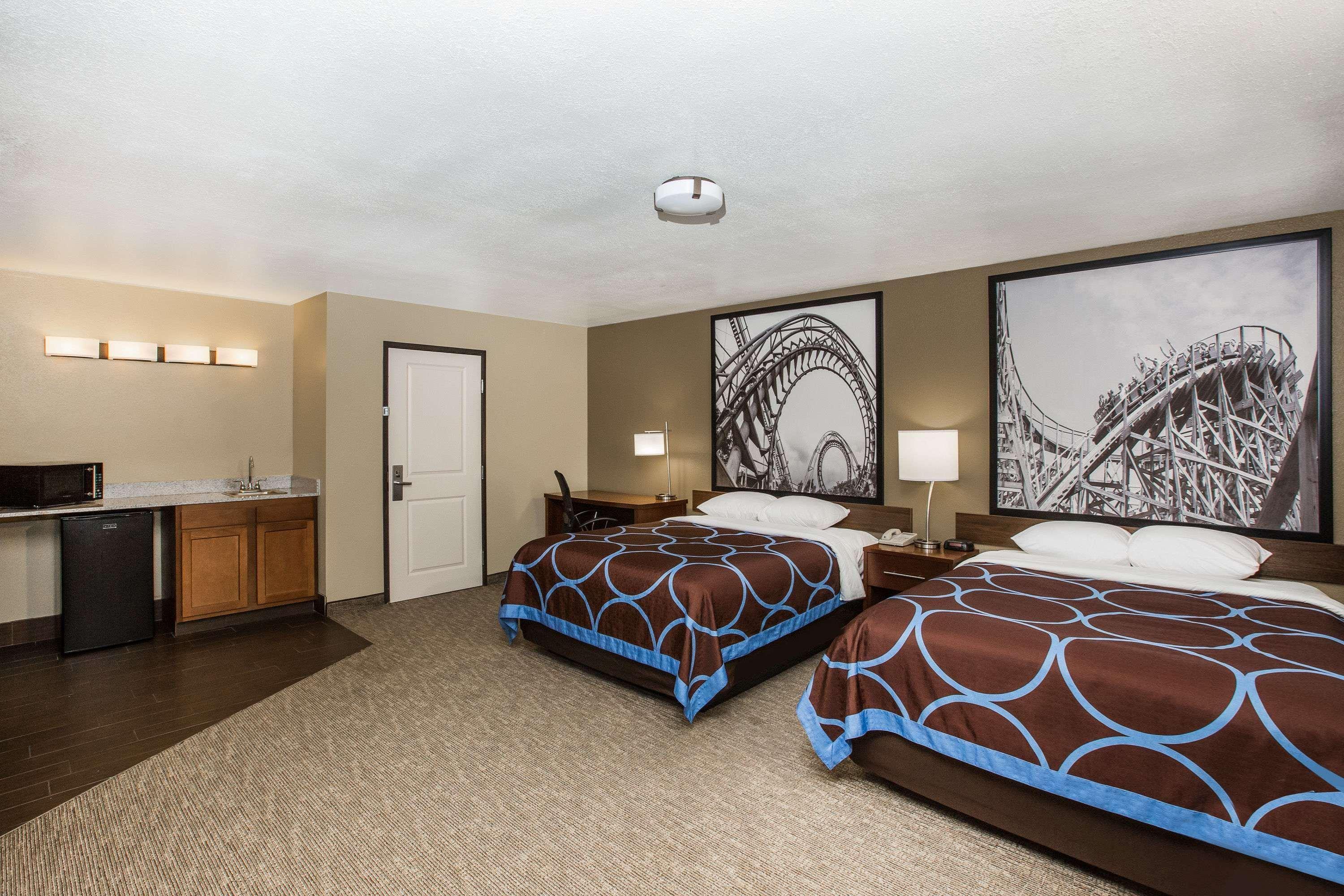 Super 8 By Wyndham Altoona Hotel Bagian luar foto