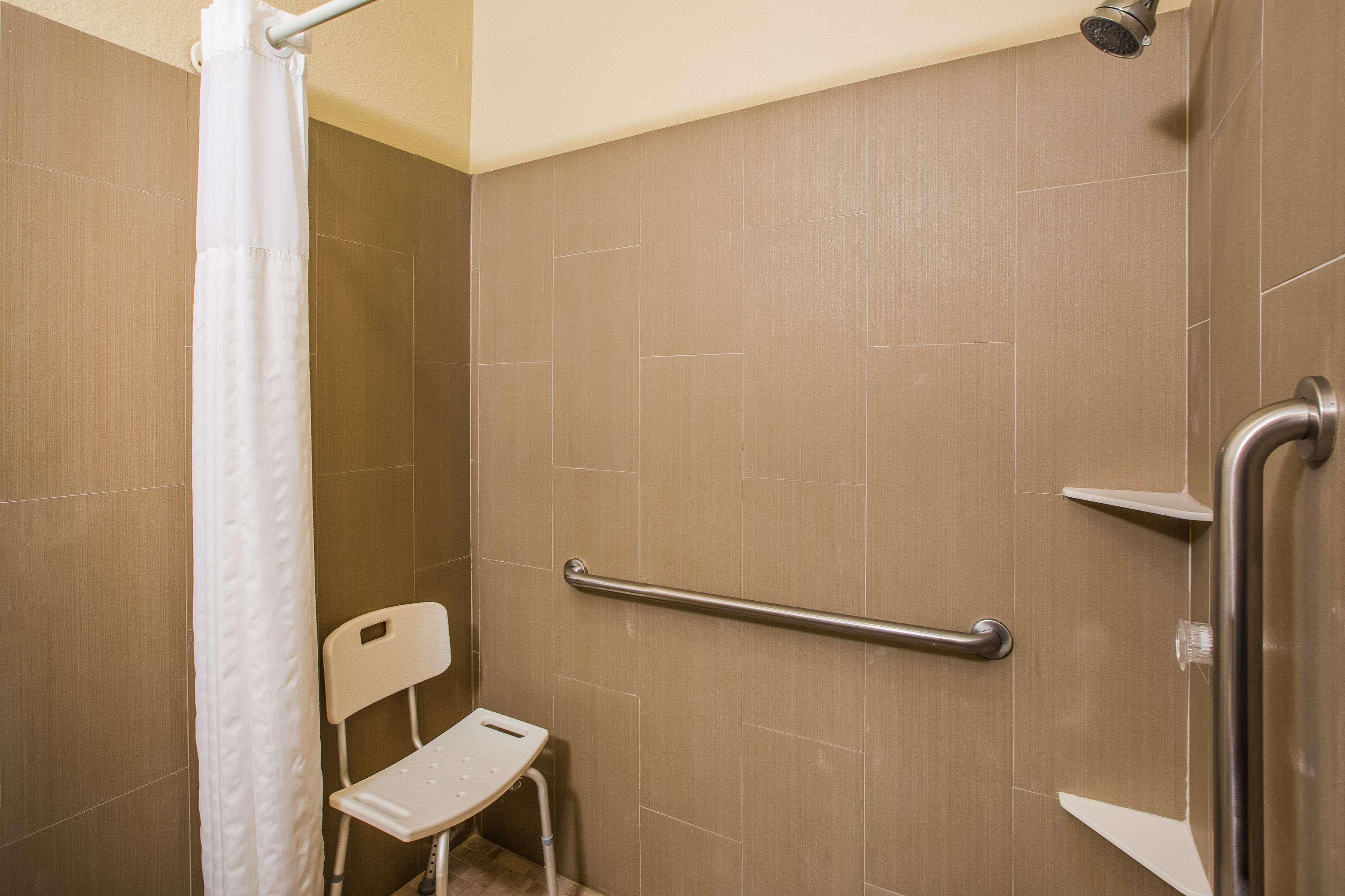Super 8 By Wyndham Altoona Hotel Bagian luar foto