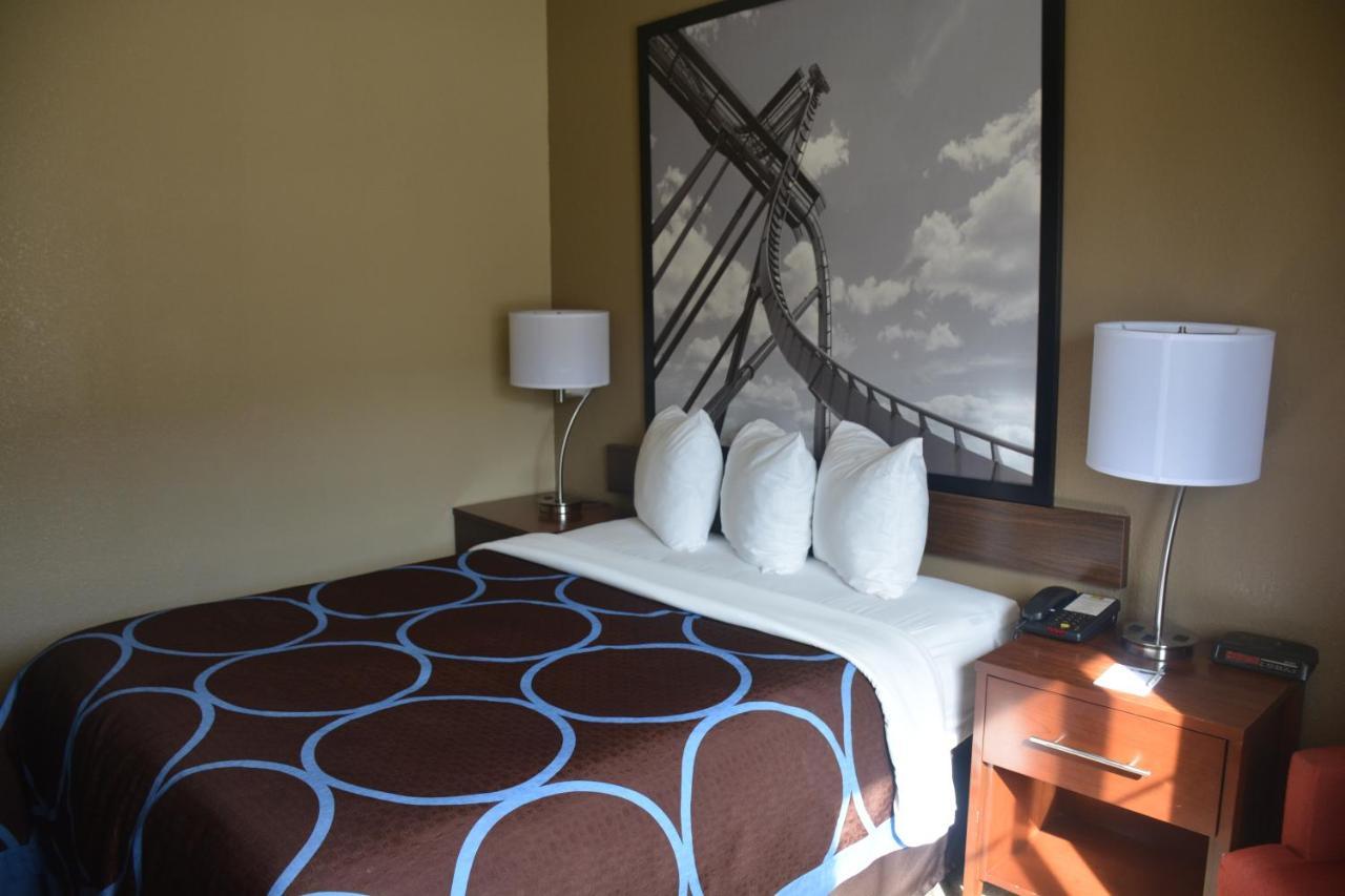Super 8 By Wyndham Altoona Hotel Bagian luar foto