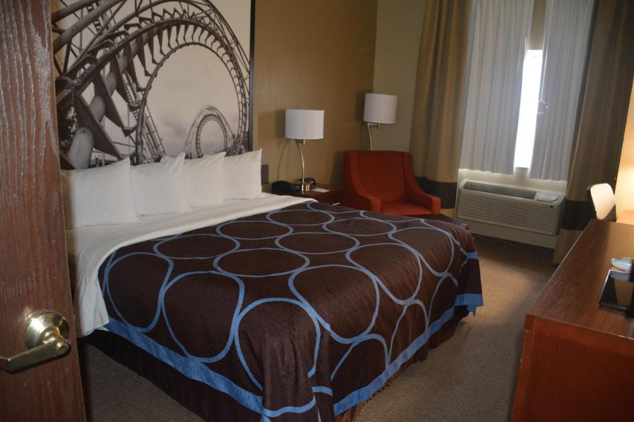 Super 8 By Wyndham Altoona Hotel Bagian luar foto